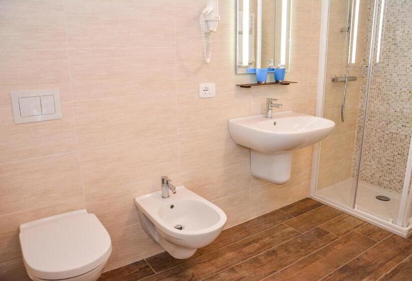 Cameră Standard, Theresia