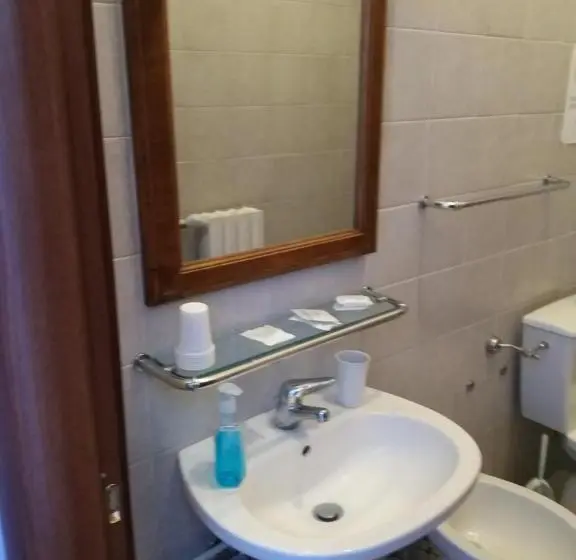 Standard Kolmen Hengen Huone, Ostello Ortensi