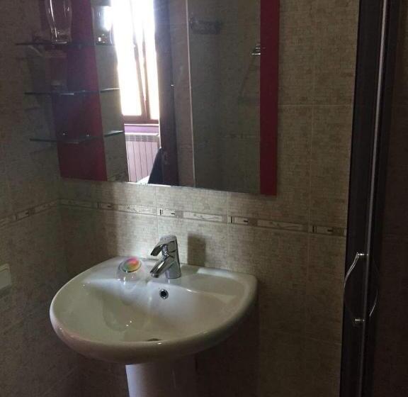 سوئیت با بالکن, George's House