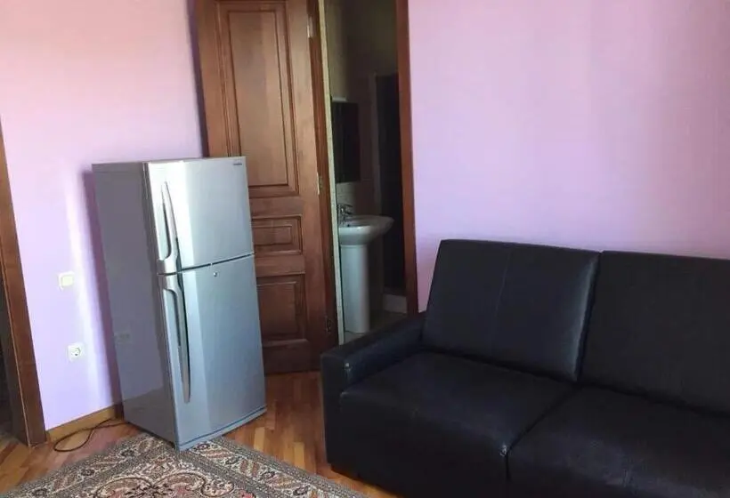 سوئیت با بالکن, George's House