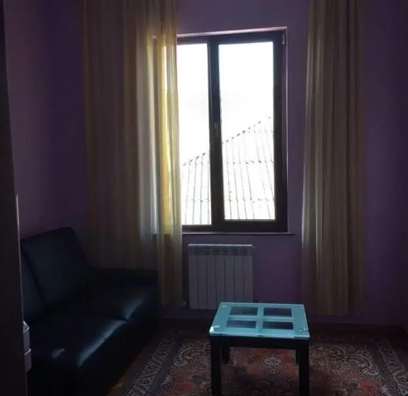 سوئیت با بالکن, George's House
