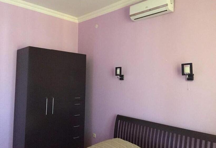 سوئیت با بالکن, George's House