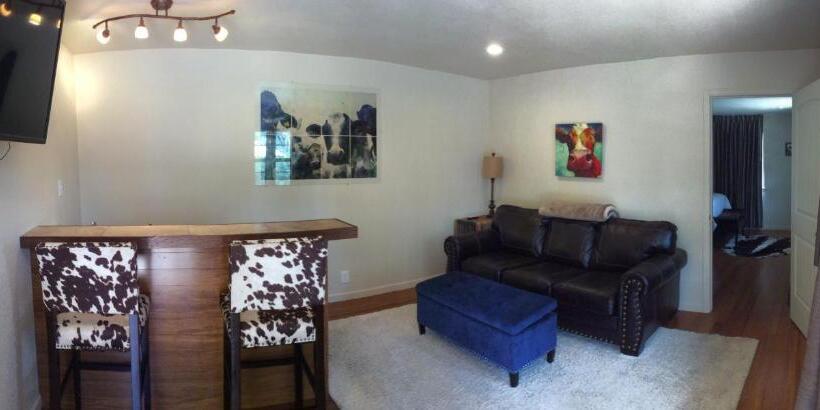 스위트, The Crest Motel