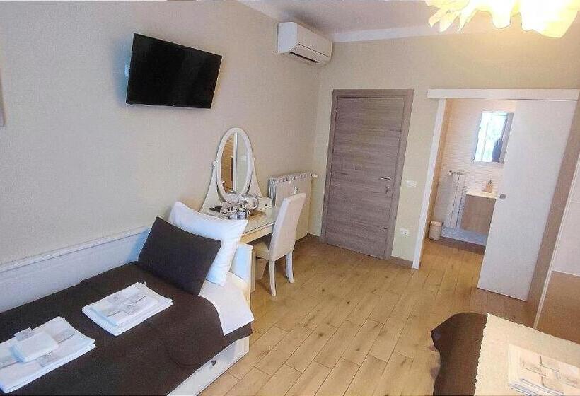 اتاق استاندارد سه نفره, Pisa City Lodge