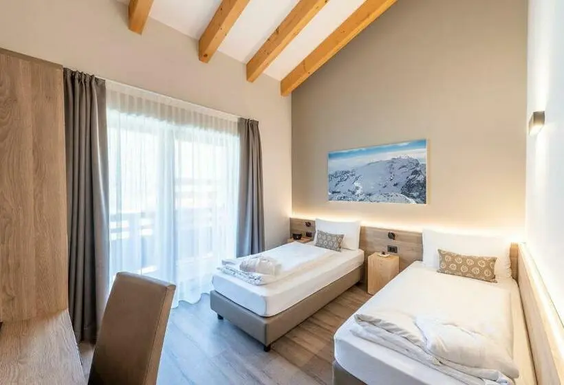 اتاق خانوادگی, Chalet Aster