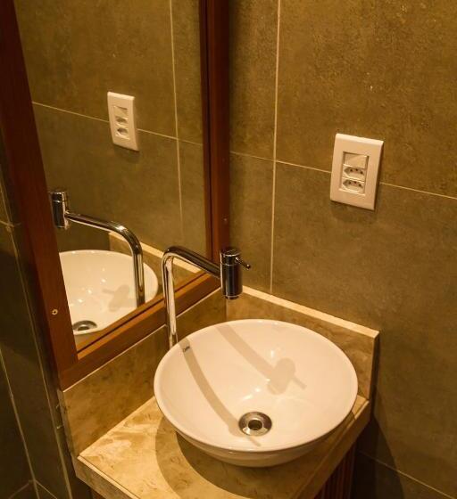 オーシャンビュースーペリアースイート, Surfcore House