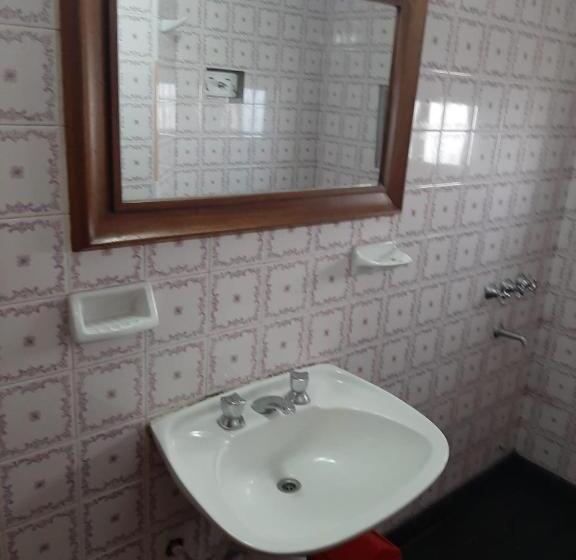 اتاق اکونومی, Hospedaje Legus