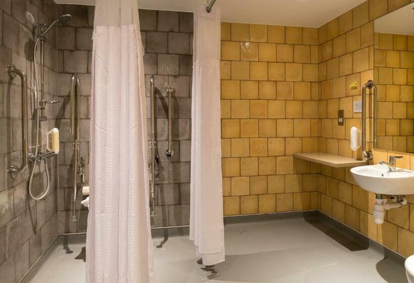 חדר סטנדרט מותאם לאדם עם מוגבלויות, The John Russell Fox Wetherspoon