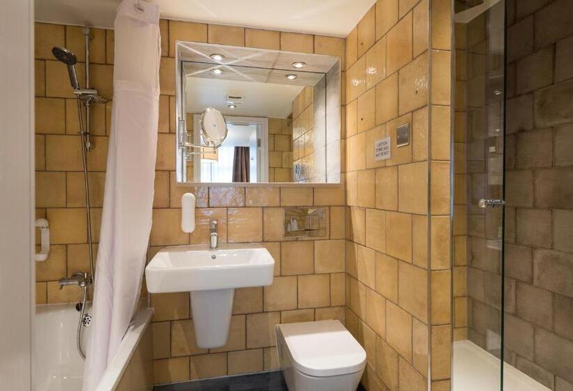 חדר משפחתי, The John Russell Fox Wetherspoon