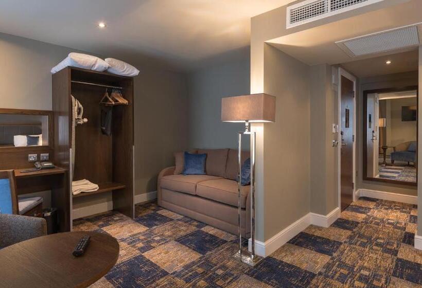 חדר משפחתי, The John Russell Fox Wetherspoon