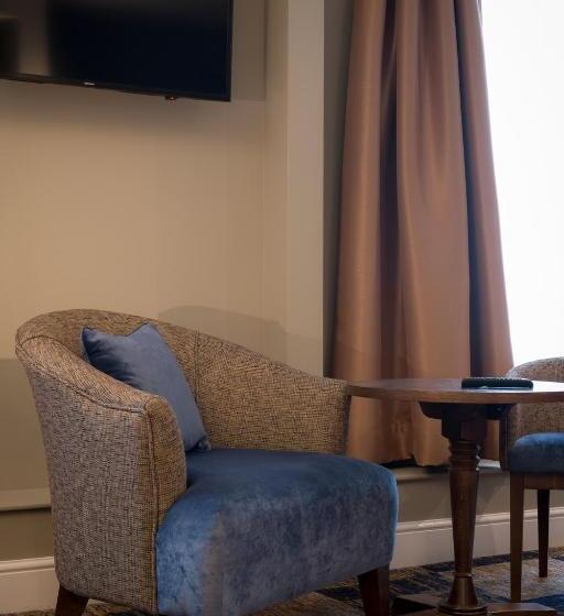 חדר משפחתי, The John Russell Fox Wetherspoon