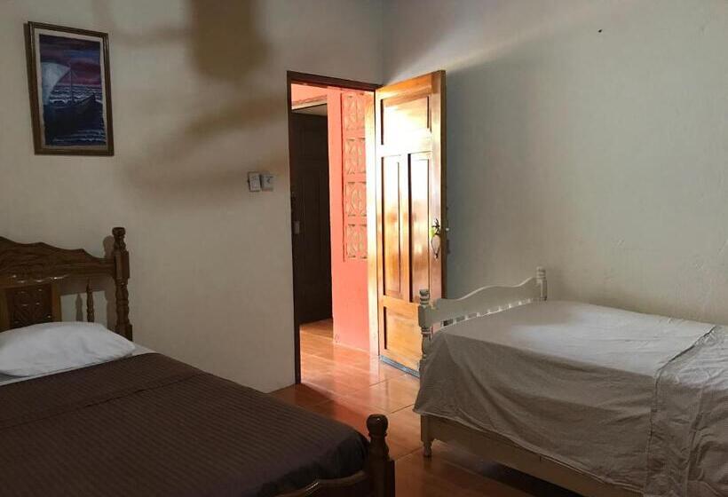 غرفة عائلية, Hostal Augustos