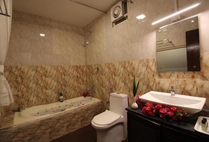 带大床的豪华间, Arabian Sands Beach Resort