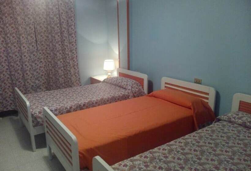 Номер Стандарт Трехместный, Hostal Restaurante Tanis