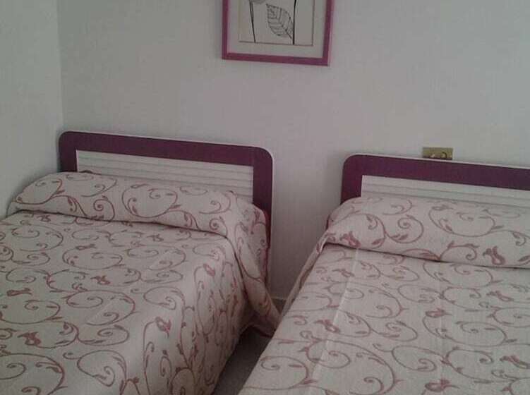 Номер Стандарт Трехместный, Hostal Restaurante Tanis