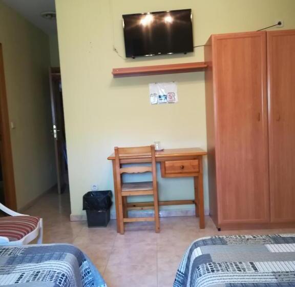 Трехместный Номер Классика, Hostal Brunete