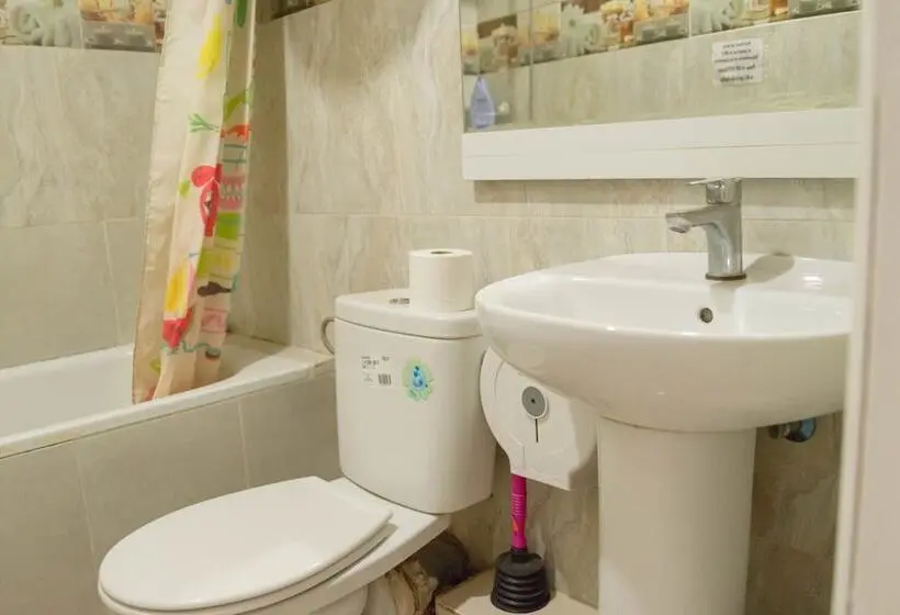 اتاق استاندارد سه تخته با سرویس بهداشتی مشترک, Go Bcn Hostal Ideal Badal Hostel