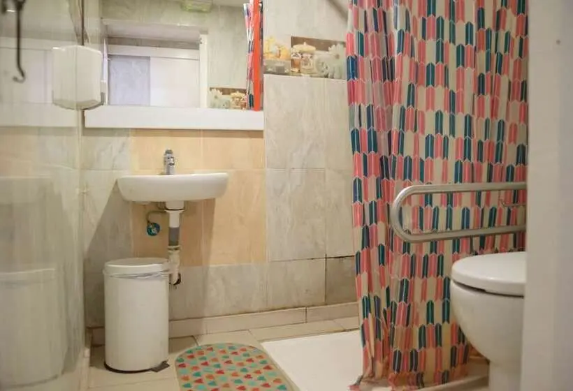 اتاق استاندارد سه تخته با سرویس بهداشتی مشترک, Go Bcn Hostal Ideal Badal Hostel