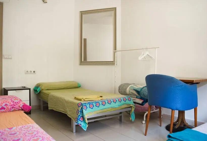اتاق استاندارد سه تخته با سرویس بهداشتی مشترک, Go Bcn Hostal Ideal Badal Hostel
