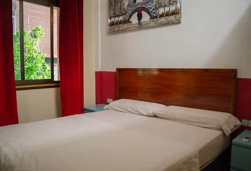 اتاق استاندارد با سرویس بهداشتی مشترک, Go Bcn Hostal Ideal Badal Hostel