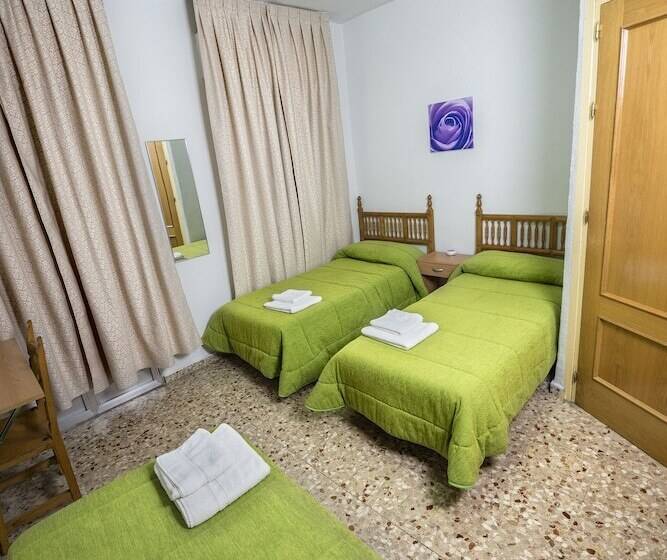 اتاق استاندارد سه نفره, Hostal Santa Barbara