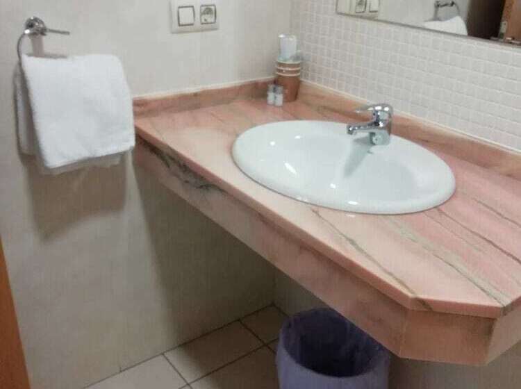 标准三人间, Pensión Residencia Caola