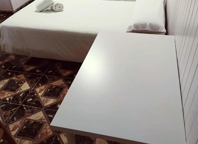 スタンダードトリプルルーム, Hostal Jaufil