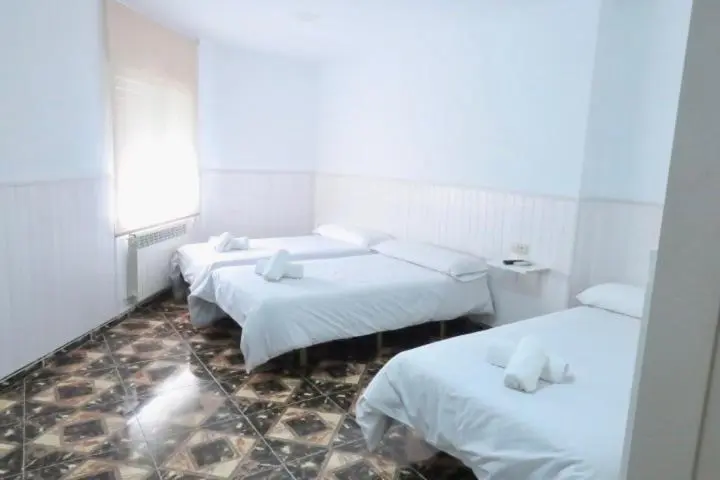 スタンダードトリプルルーム, Hostal Jaufil