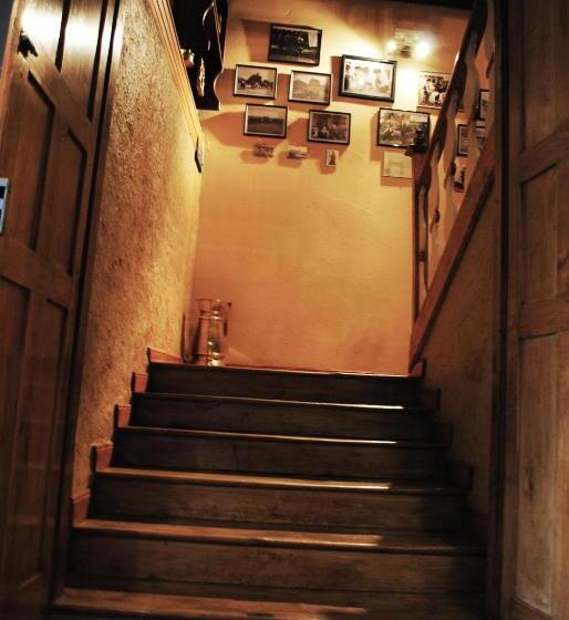 جناح, Hostal Los Oteros