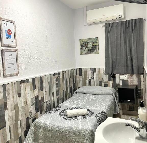 اتاق استاندارد یک تخته با سرویس بهداشتی مشترک, Hostal Restaurante Avenida De Madrid