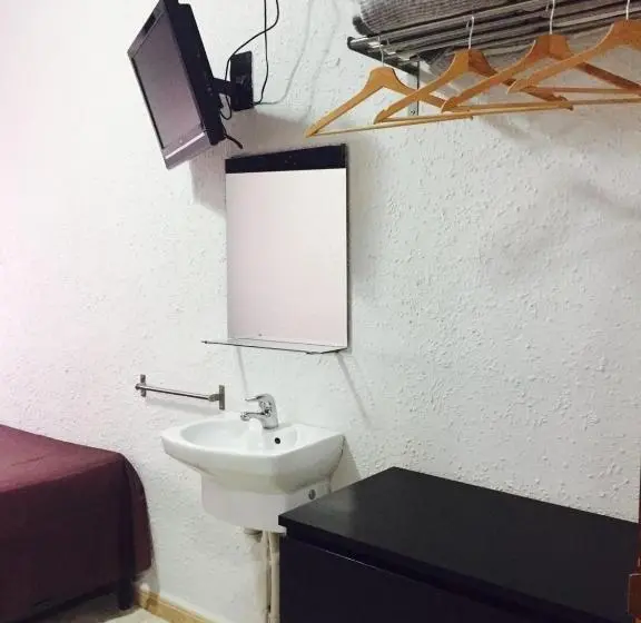 バス共有のスタンダードルーム, Hostal Restaurante Avenida De Madrid