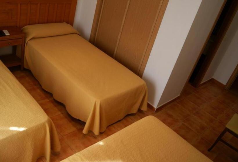 חדר סטנדרט לשלושה, Hostal Restaurante Bustos