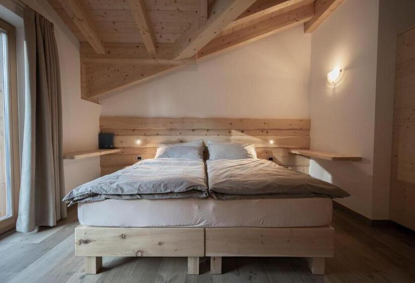 带阳台的三人标准间, Agriturismo Soreie Farmstay