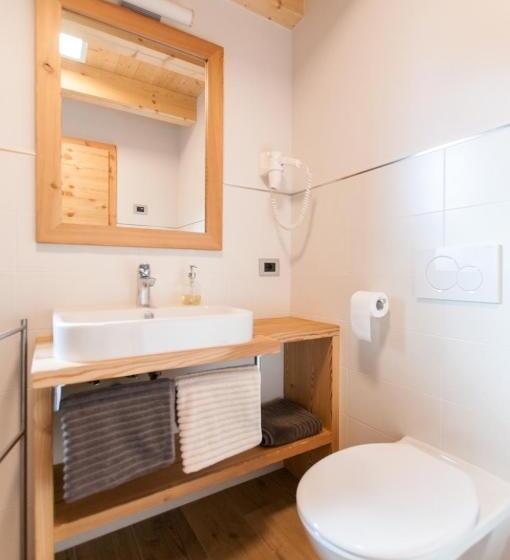 带阳台的三人标准间, Agriturismo Soreie Farmstay