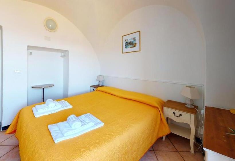 Standard room with outdoor bath, B&b La Canonica – Svegliarsi A Verezzi