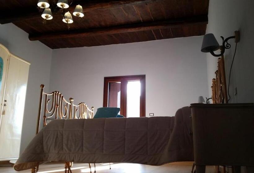 Deluxe Szoba, Mater Terra