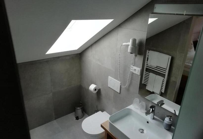 غرفة قياسية مزوَّدة بشُرفة, Pension Runer