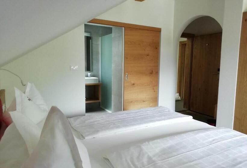 غرفة قياسية مزوَّدة بشُرفة, Pension Runer