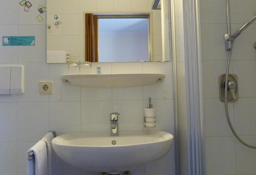 غرفة عائلية, Pension Runer