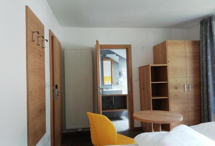 غرفة قياسية مزوَّدة بشُرفة, Pension Runer