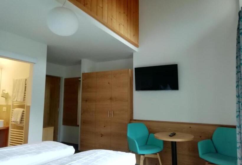 غرفة قياسية مزوَّدة بشُرفة, Pension Runer