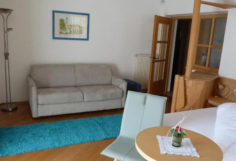 غرفة قياسية مزوَّدة بشُرفة, Pension Runer