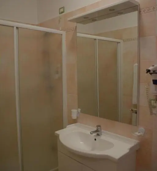 Standard Yhden Hengen Huone, Ai 3 Archi