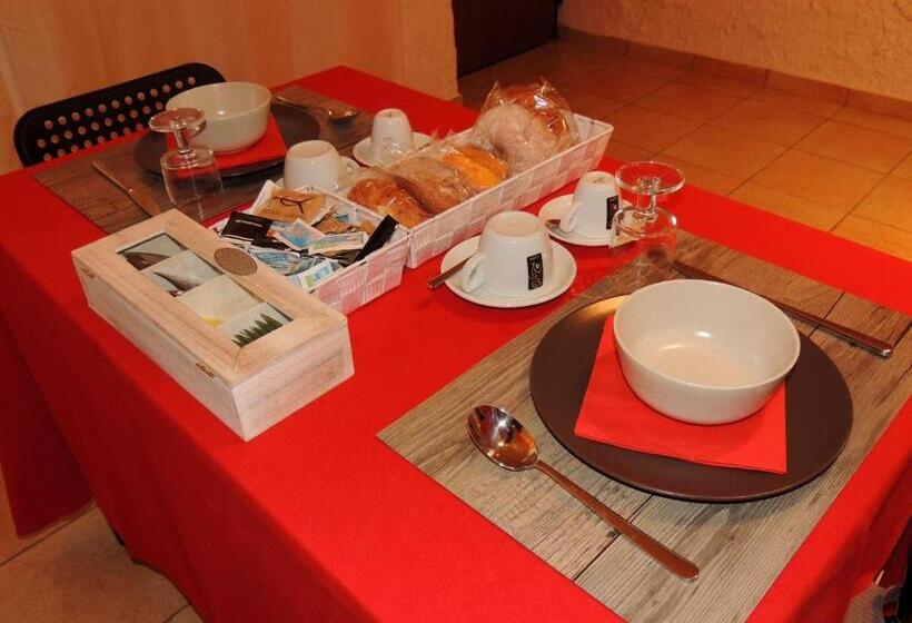 شقة غرفة واحدة, La Casa Del Colonnello