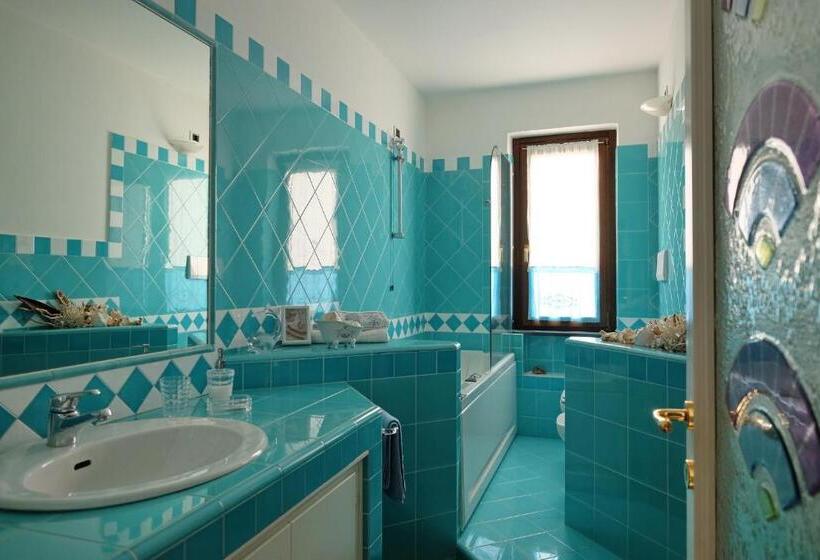 חדר סופריור לשלושה, Luci Sul Golfo