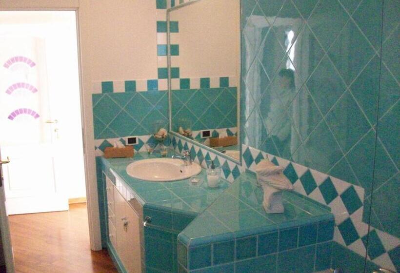 חדר סופריור לשלושה, Luci Sul Golfo