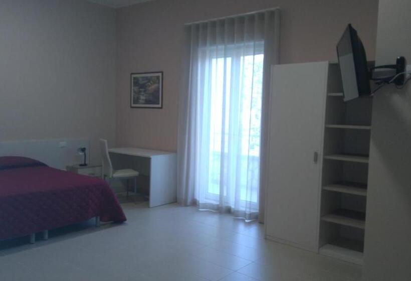 标准三人间, Pensione Afrodite