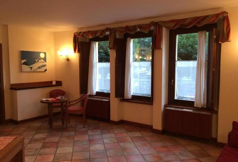 스탠다드 스튜디오, R.t.a. Hotel Monte Rosa