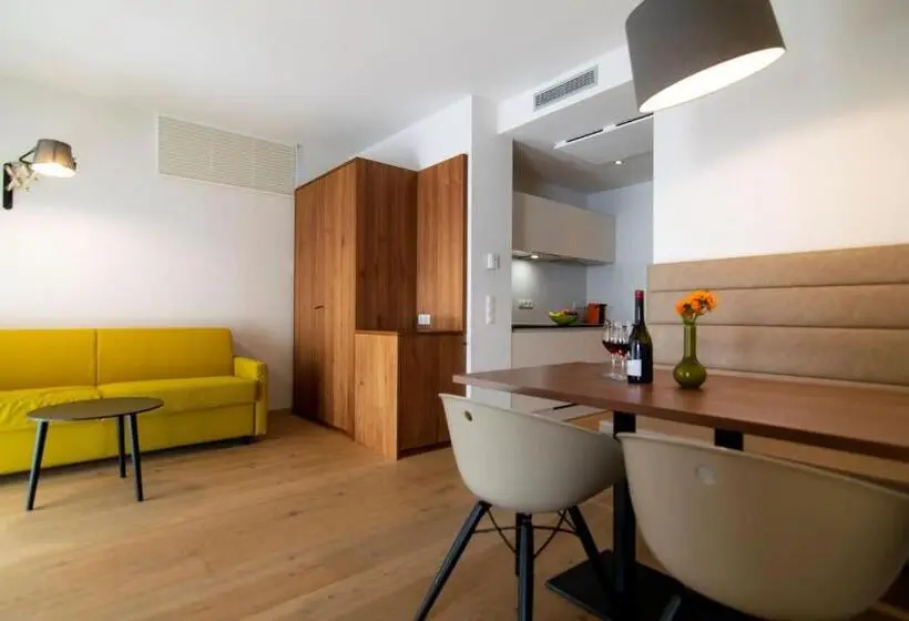 Sviitti Allasnäkymä, Brühl Suites&residence