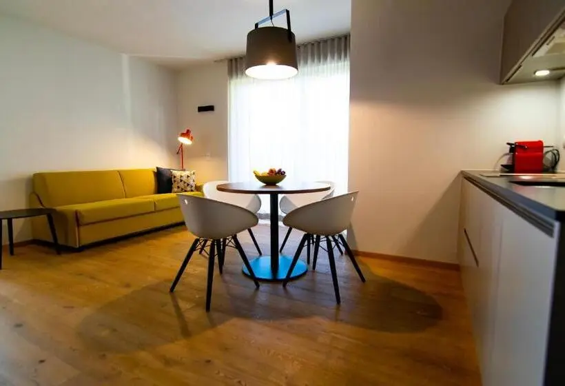 Sviitti Allasnäkymä, Brühl Suites&residence